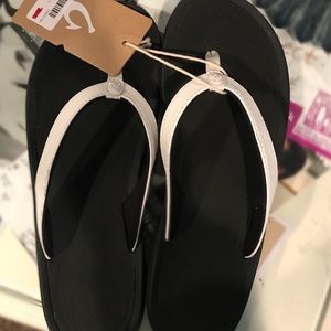 Women’s Size 8 Black & White OluKai Sandals